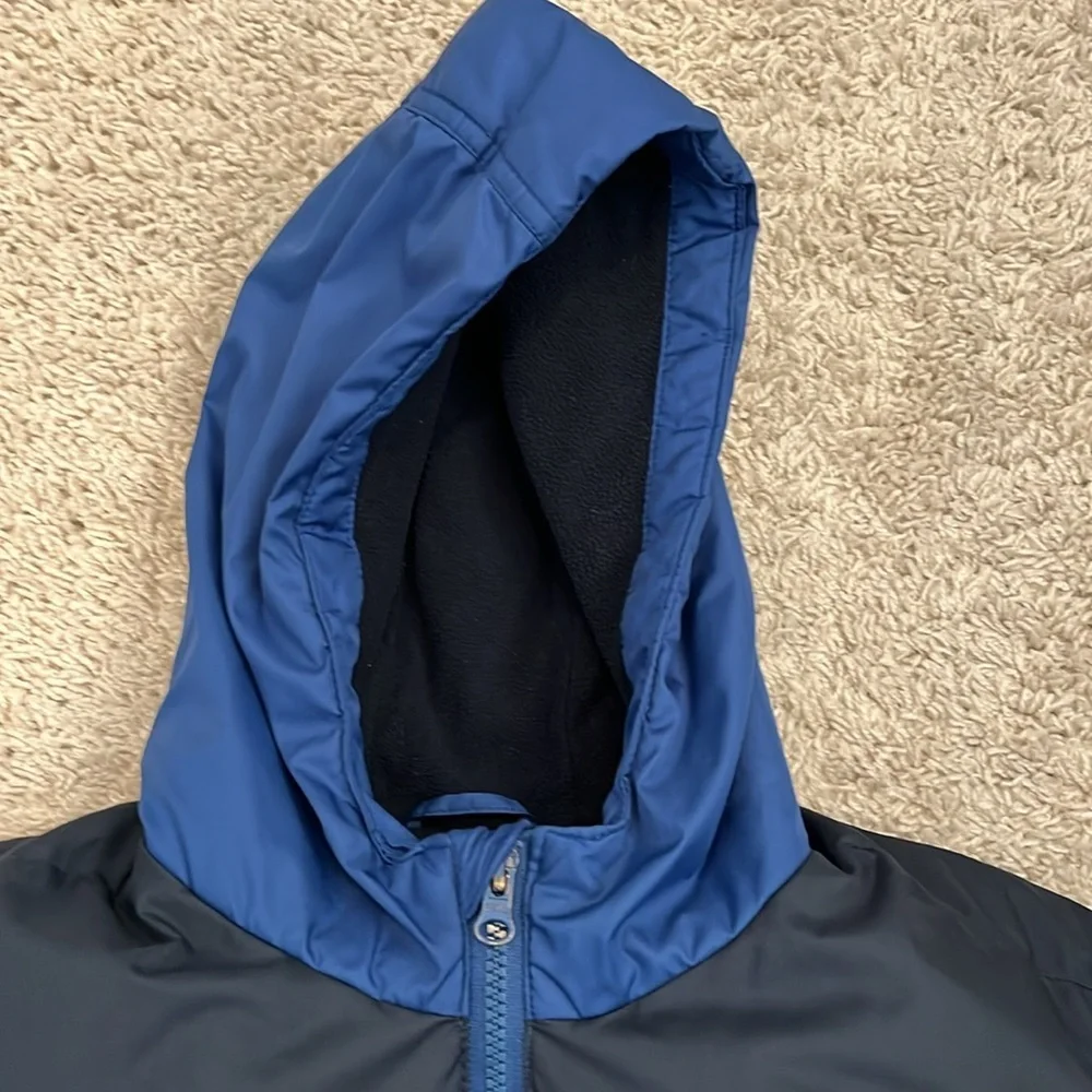 Old Navy SZ L10-12 navy/bla puffer. Zip front w/hood. Adjustable sleeve opening